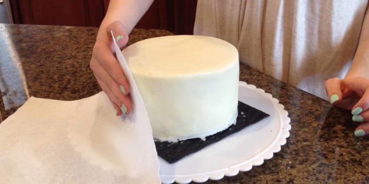 How to frost a cake perfectly with a paper towel