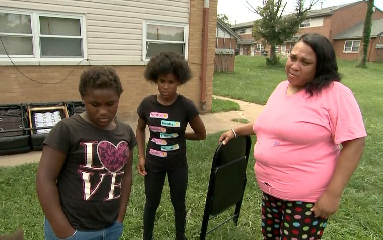 Donesha Gowdy, center, with her mother and sister.