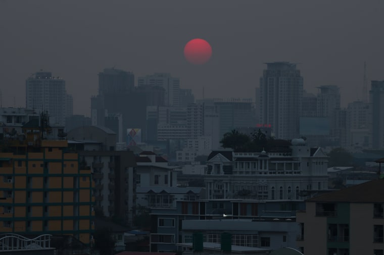 Image: The sun is seen through evening air pollution in Bangkok