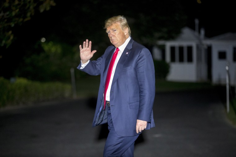 Image: Trump waves as he returns to the White House