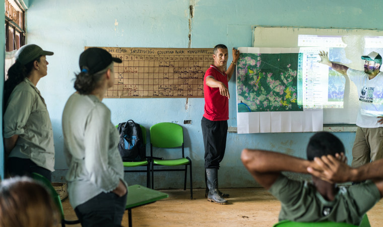 Community members and WWF in a meeting about deforestation in Caquet? Department, southern Colombia.