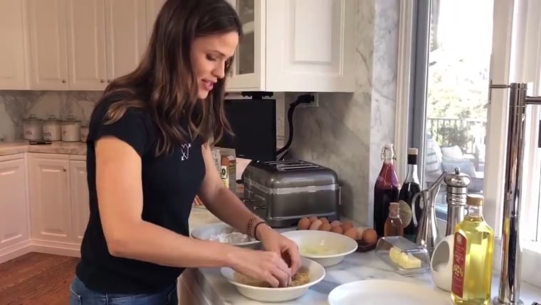 Jennifer Garner makes fish sticks