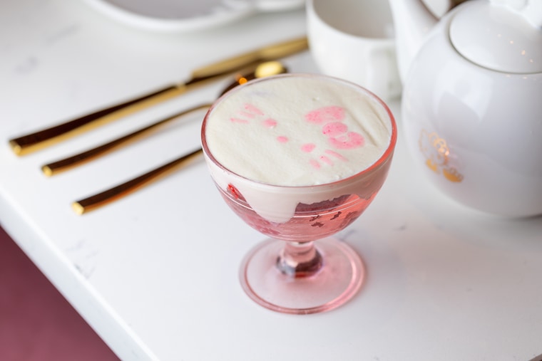 Hello Kitty Café Opens in California