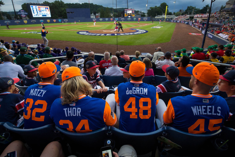 Mets pitcher Jacob deGrom deserves the Cy Young Award. Will his teammates  lose it for him?