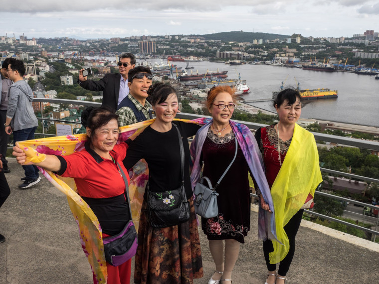 Image: Chinese tourists posing for photos