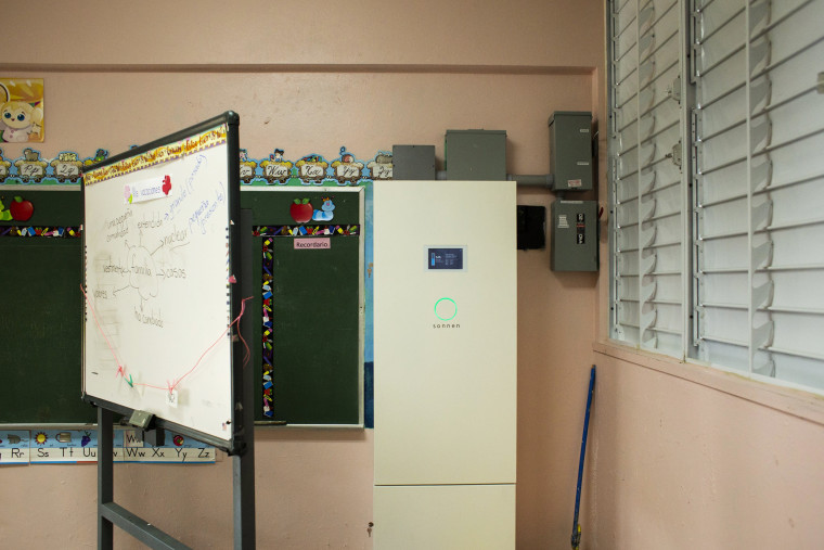 Image: Sonnen solar batteries in a classroom at the at the S.U. Matrullas Elementary School