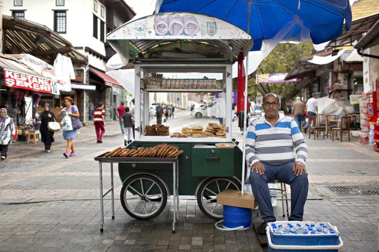 Image: Suat Alkazan sells Turkey's popular simit