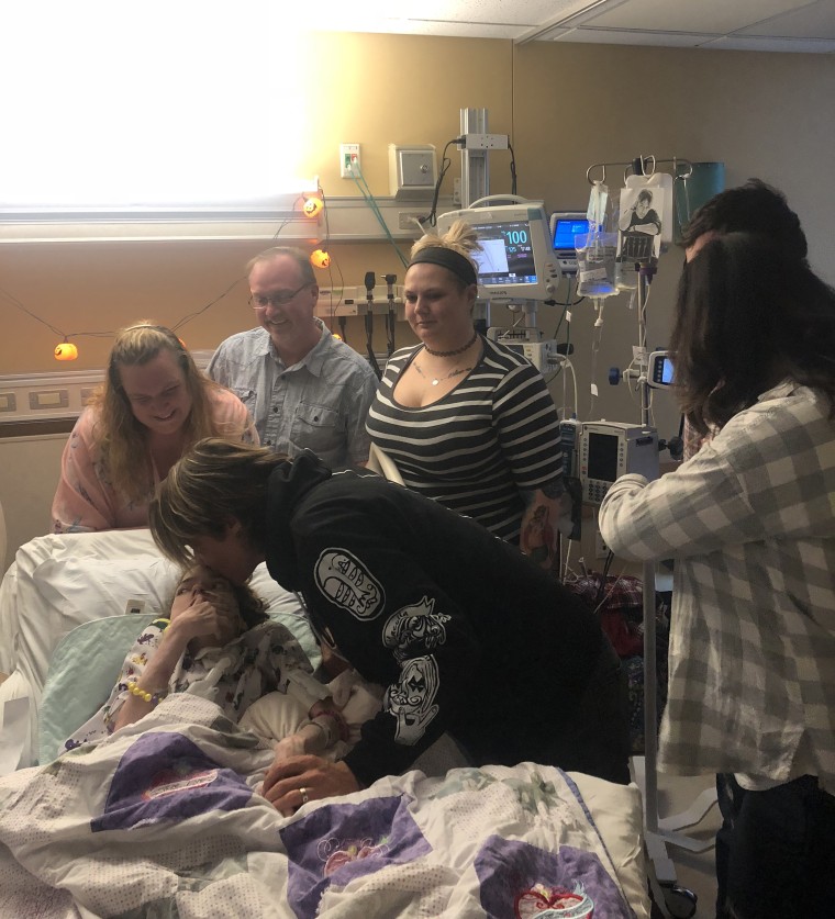 Keith Urban serenades ill fan at Ohio hospital