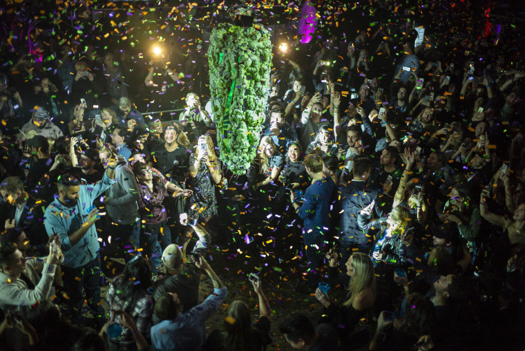 Image: Canada Legalizes Marijuana Nationwide