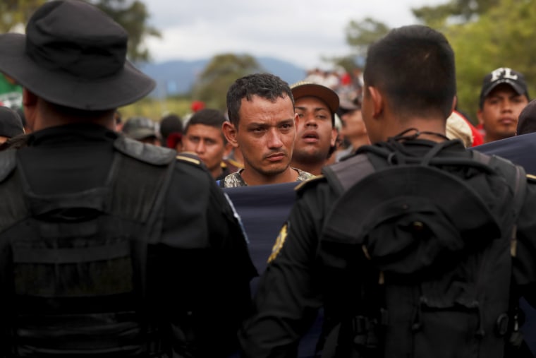 Image: Honduran migrant caravan crosses border of Guatemala