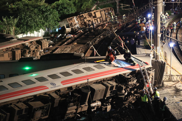Image: Taiwan train derailment