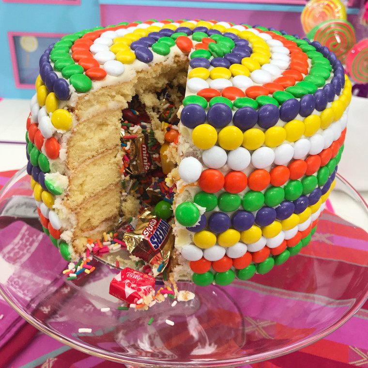 Alejandra Ramos' Candy Pinata Cake   Snickers Banoffee Pie