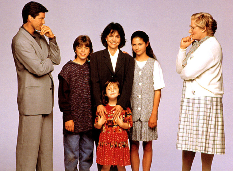 Image: MRS. DOUBTFIRE, Pierce Brosnan, Matthew Lawrence, Sally Field, Mara Wilson, Lisa Jakrub, Robin