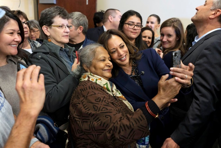 Image: California Senator Harris campaigns in Des Moines
