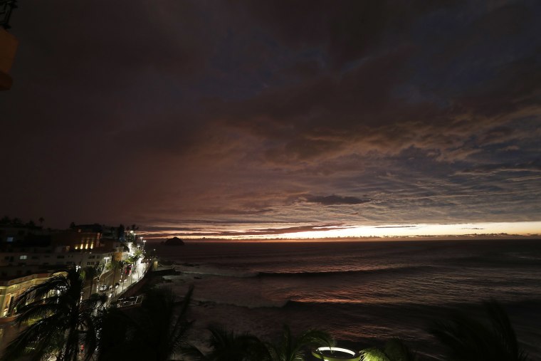 Image: The sun sets as Hurricane Willa makes landfall in Mazatlan,
