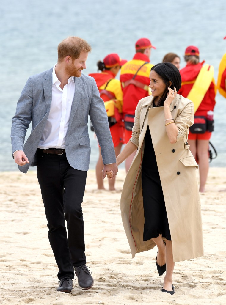 Meghan Markle black flats beach