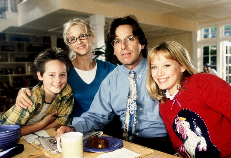 LIZZIE MCGUIRE, (from left): Jake Thomas, Hallie Todd, Robert Carradine, Hilary Duff, (Season 1), 20