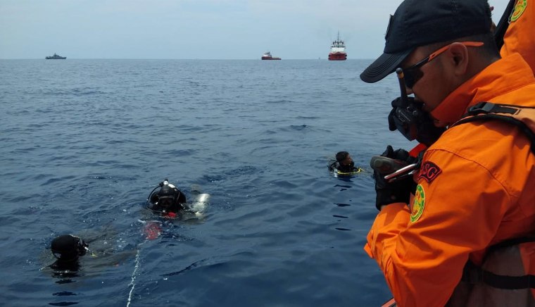 Image: Rescue personnel searching the waters for wreckage from Lion Air flight JT 610 which crashed into the sea off the northern coast of Indonesia's Java island