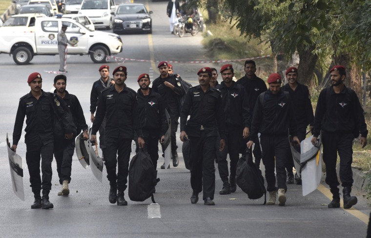 Image: Pakistani security officials secure the Supreme Court after it acquitted acquitted Asia Bibi