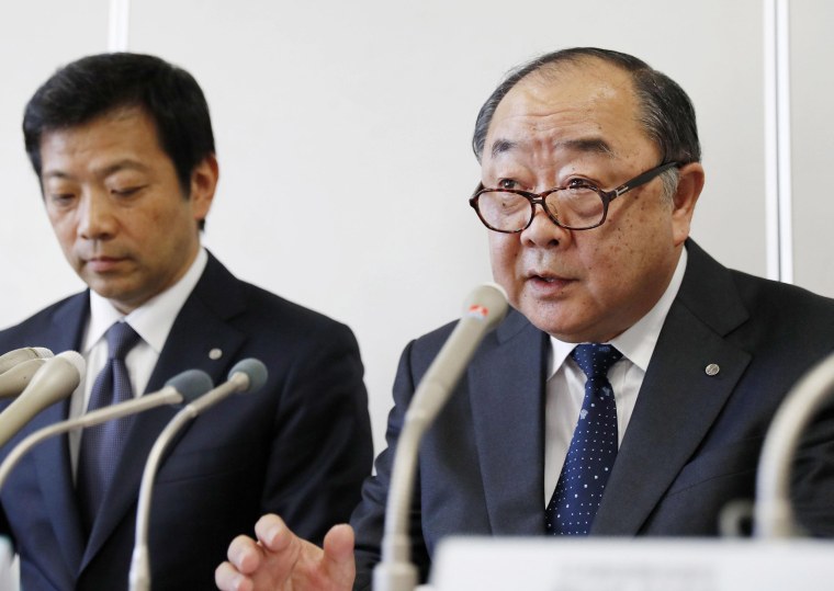 Image: Toshinori Shin (R), general manager of Japan Airlines Co.'s Flight Operations Division, speaks at a press conference in Tokyo