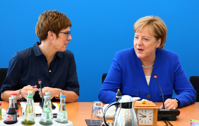 Image: Annegret Kramp-Karrenbauer and Angela Merkel 