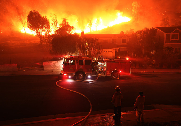 Image: Fast-Spreading Hill and Woolsey Fires Force Evacuations In California's Ventura County