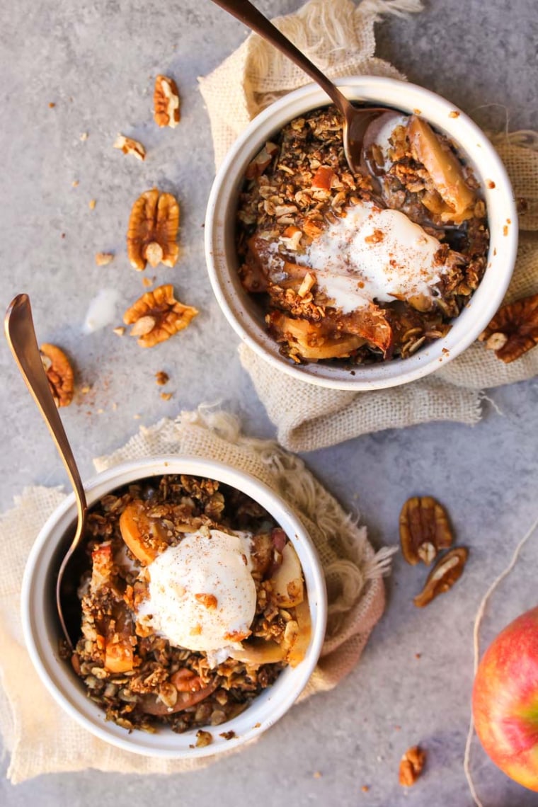 Slow Cooker Gingerbread Apple Pie Crumble