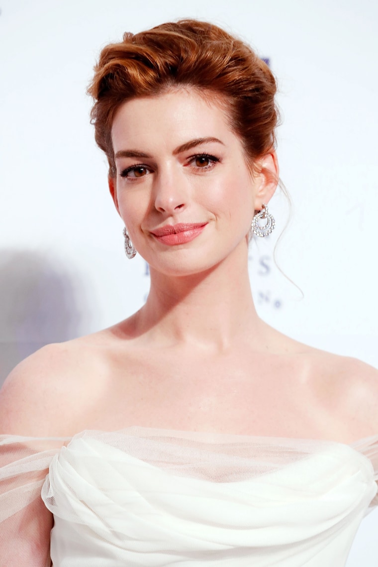 Hotter with Short Hair: Anne Hathaway vs Scarlett Johansson : r/CelebBattles