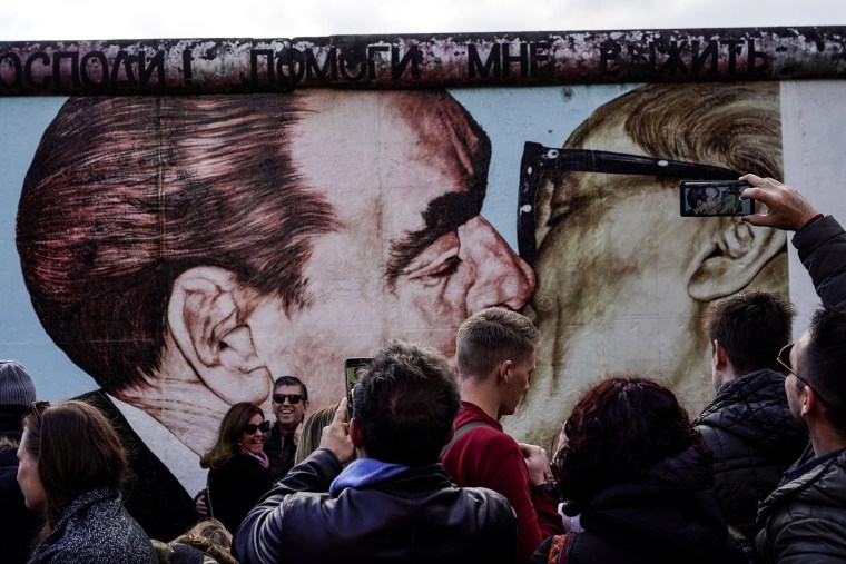 Image: A mural Russian painter Dmitri Vrubel in Berlin