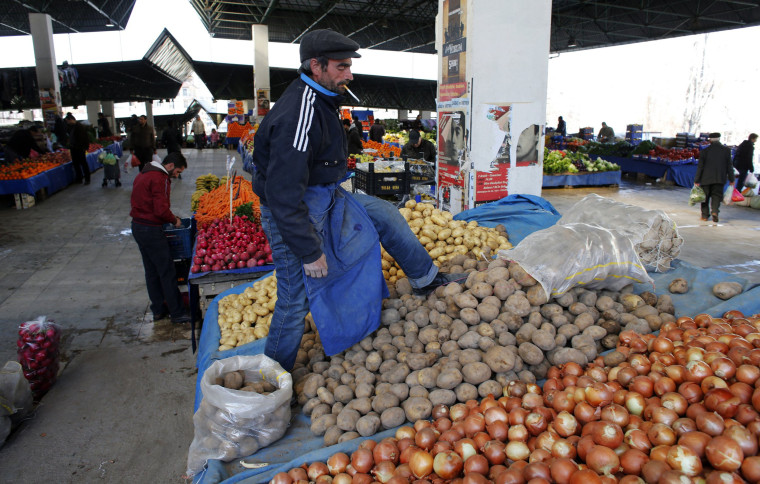 Turkey's Erdogan targets inflation by hunting stockpiled onions