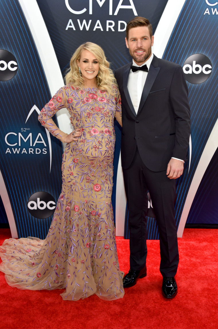 Pregnant Carrie Underwood is wearing husband's clothes — because