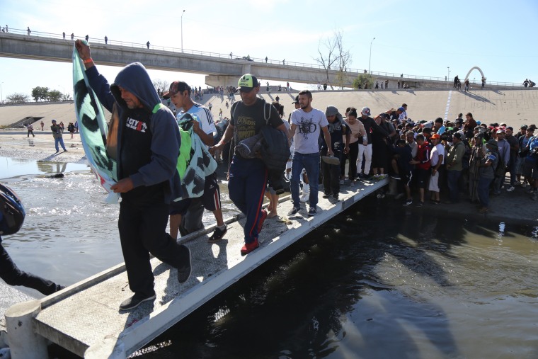 Image: Migrants try to cross border with US