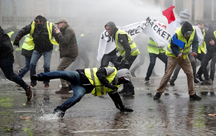 Image: Protesters wearing fluorescent yellow vests during clashes in Paris