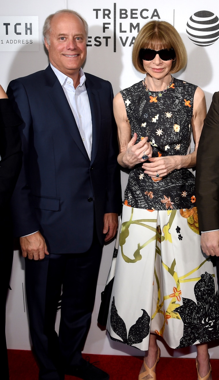 https://media-cldnry.s-nbcnews.com/image/upload/t_fit-760w,f_auto,q_auto:best/newscms/2018_48/2660391/181127-bob-sauerberg-anna-wintour-ew-1151a.jpg