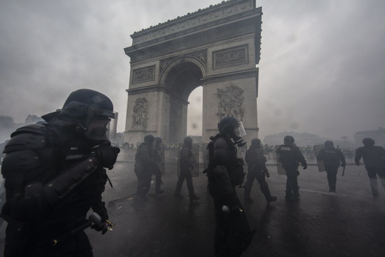 Image: Riot police in front of the Arc de Triomphe