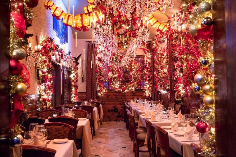 25 Christmas Decoration Restaurant Ideas For A Festive Dining Experience   Cava Restaurant 01 