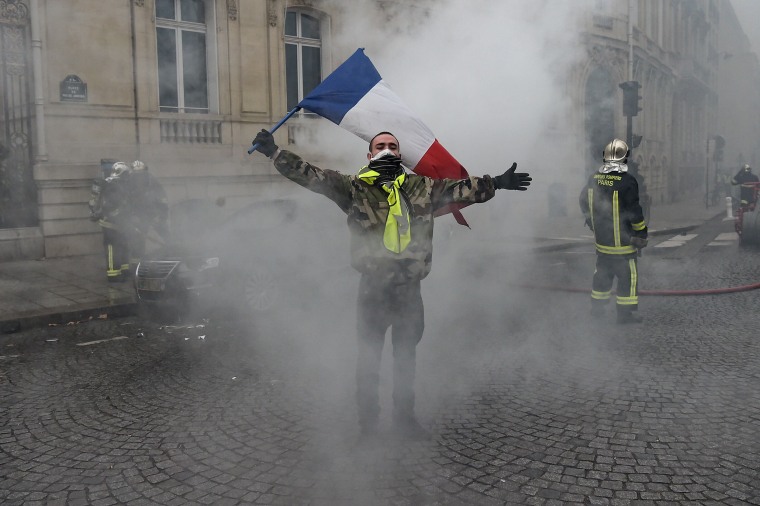 Image: Yellow Jacket protester in France 