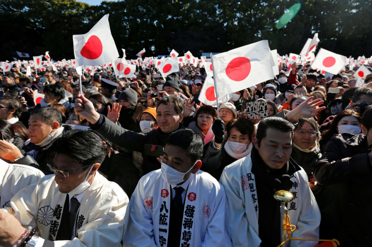 Image: Cheering crowds greet Japan's Emperor Akihito and other members of the royal family