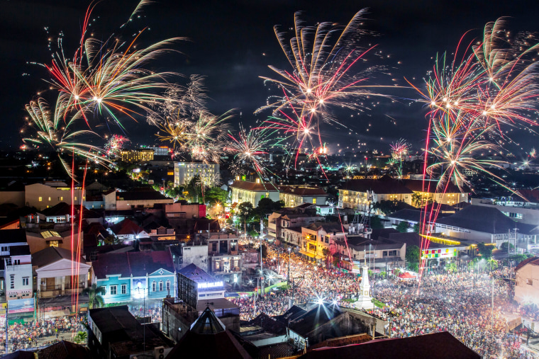 Image: Indonesians Countdown To The New Year