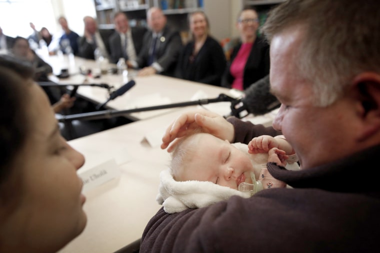 Image: Senators Kaine And Warner Meet With Furloughed Federal Workers  In Virginia