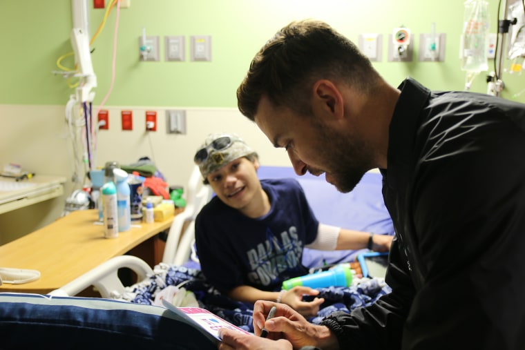 Justin Timberlake surprises patients at children's hospital