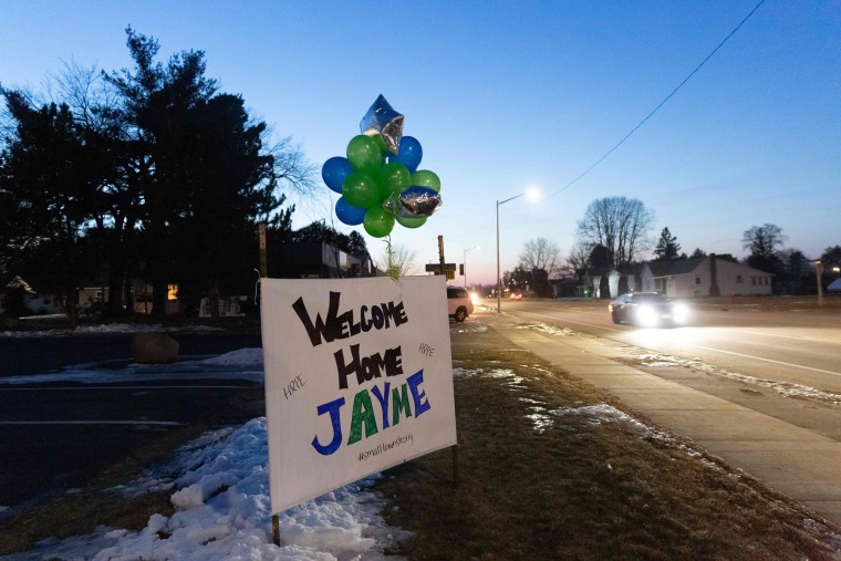 Image: A \"Welcome Home Jayme\" sign displayed for Jayme Closs