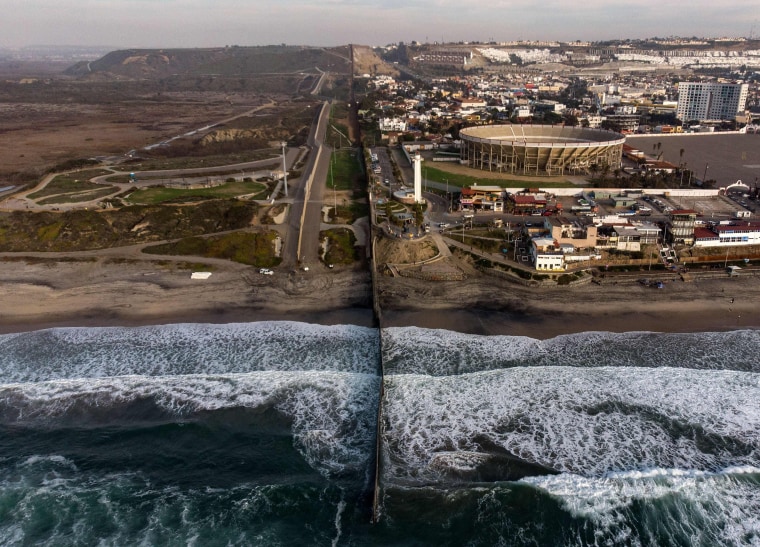 Image: TOPSHOT-MEXICO-US-BORDER-WALL