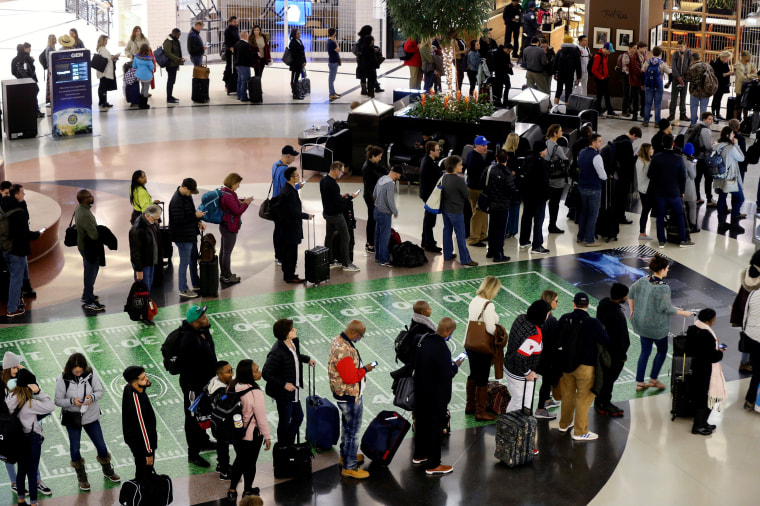 Image: Long lines at security checkpoints at Hartsfield-Jackson Atlanta International Airport amid the government shutdown on Jan. 18, 2019.