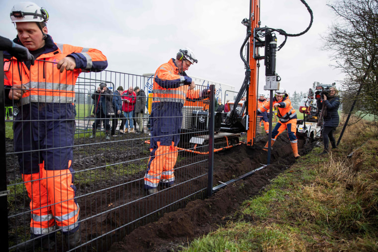 Image: Workers set up a fence at the Denmark-Germany border