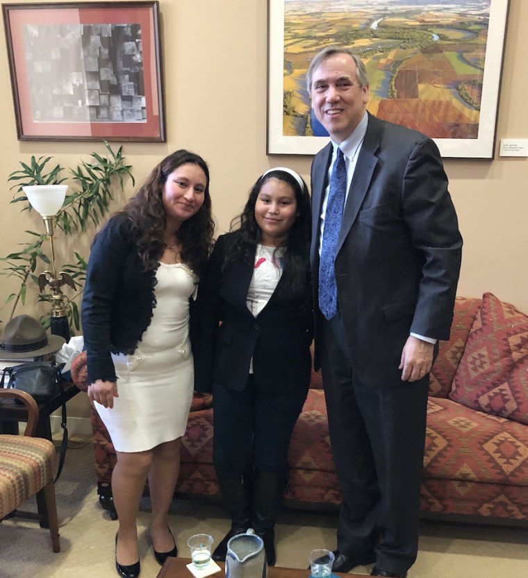 Sen. Jeff Merkley, D-Ore., with  Albertina Contreras Teletor and her daughter Yakelin Garcia Contreras.