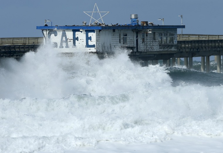 Image: A cafe sits on a pedestrian pier closed by authorities due to high surf from an El Nino-strengthened storm in Ocean Beach