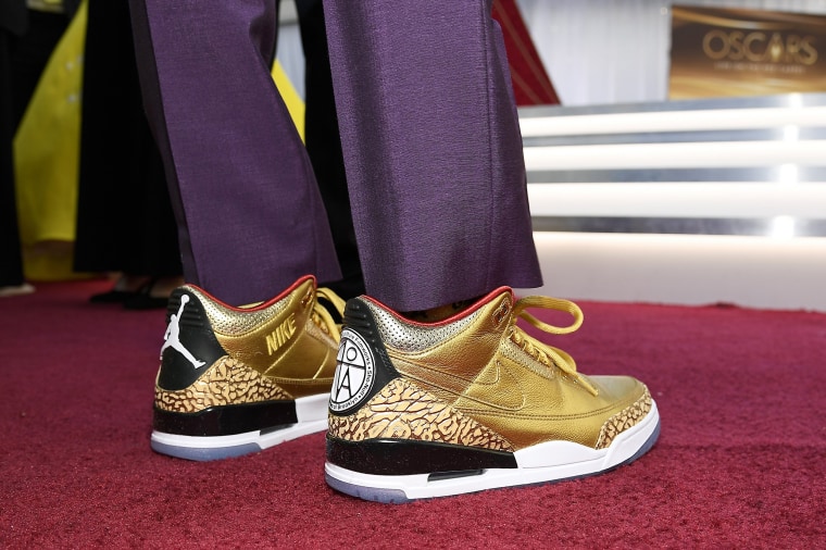 Spike Lee wears golden Nikes at the 2019 Oscars