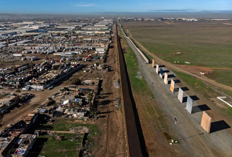 Image: TOPSHOT-MEXICO-US-BORDER-WALL