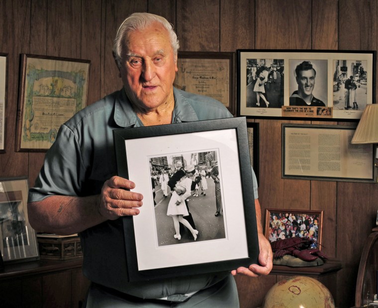 George Mendonsa, 89, at his Middletown, Rhode Island home in 2012, holding the iconic photograph by Life Magazine photographer Alfred Eisenstaedt